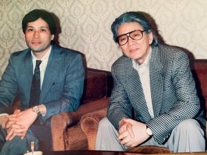 作家五木寛之氏と（1996年5月、東京・芝のプリンスホテル）